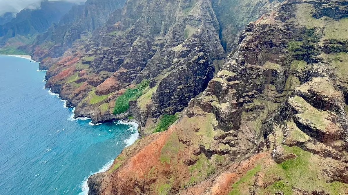 Tragic Tour Chopper Crash off Kauai's Na Pali Coast Leaves One Dead, Two Missing - Adela Journal - News from around the World