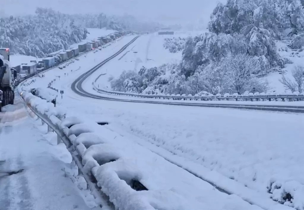 Incredible Snowstorm Blankets South Africa: Over 100,000 Stranded as Roads Come to a Halt - Adela Journal - News from around the World